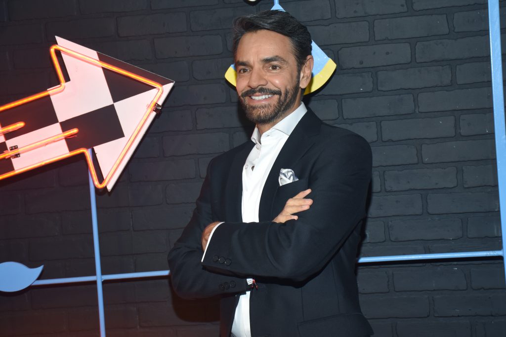 Eugenio Derbez –  Hola y Estas Escuchando