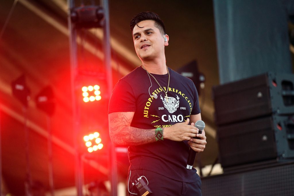 Regulo Caro – Saludos y Estas Escuchando