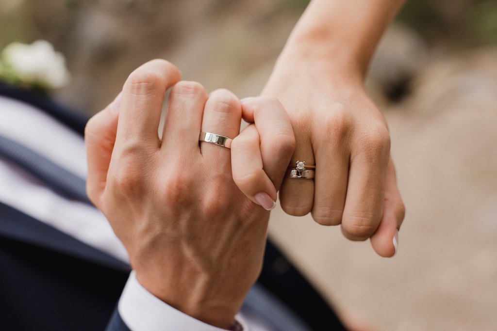 Para ser feliz, el matrimonio importa más que la carrera profesional