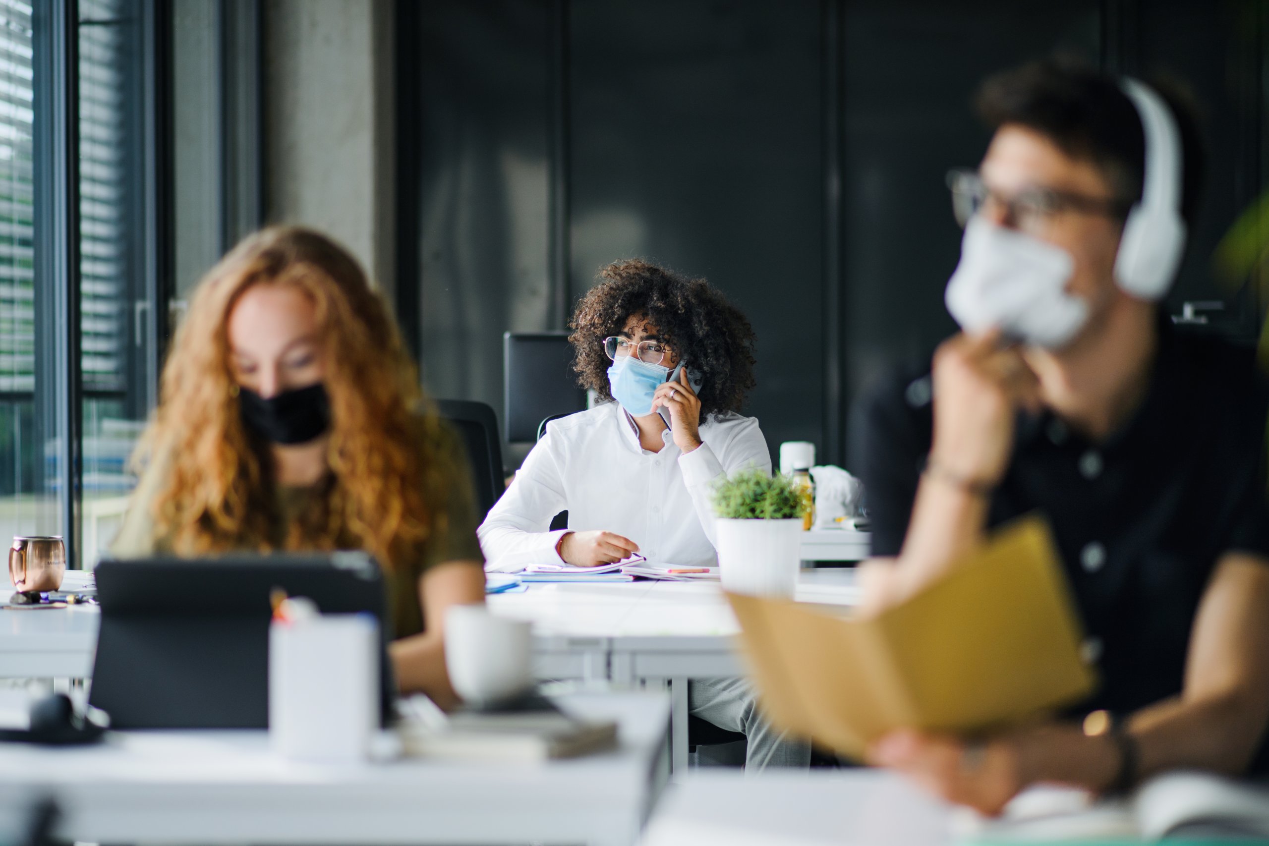 Empresas y universidades reimponen política de mascarillas ante aumento de casos de Covid