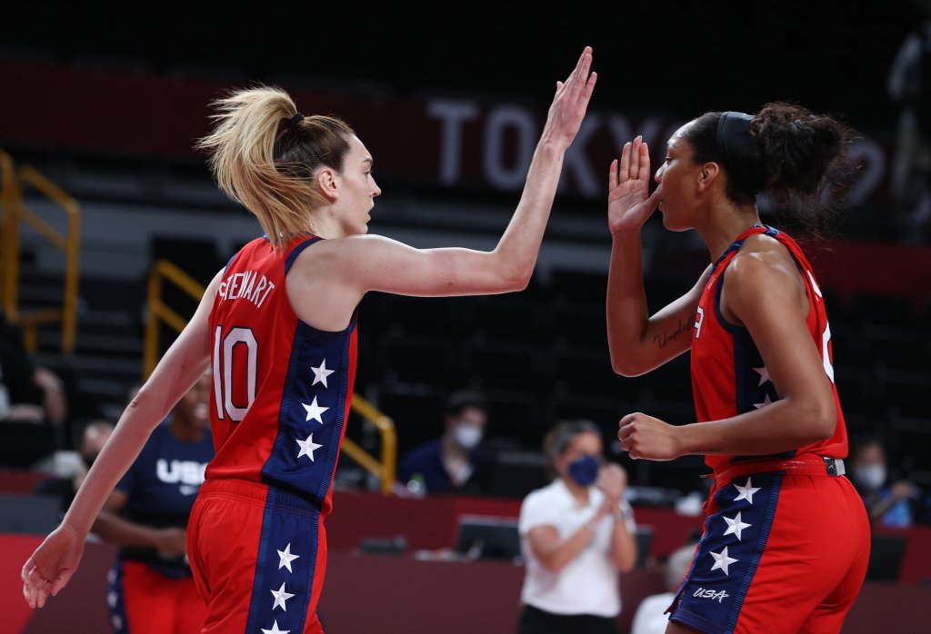 El equipo de baloncesto femenino de Estados Unidos gana su 53º partido olímpico consecutivo y pasa a las semifinales