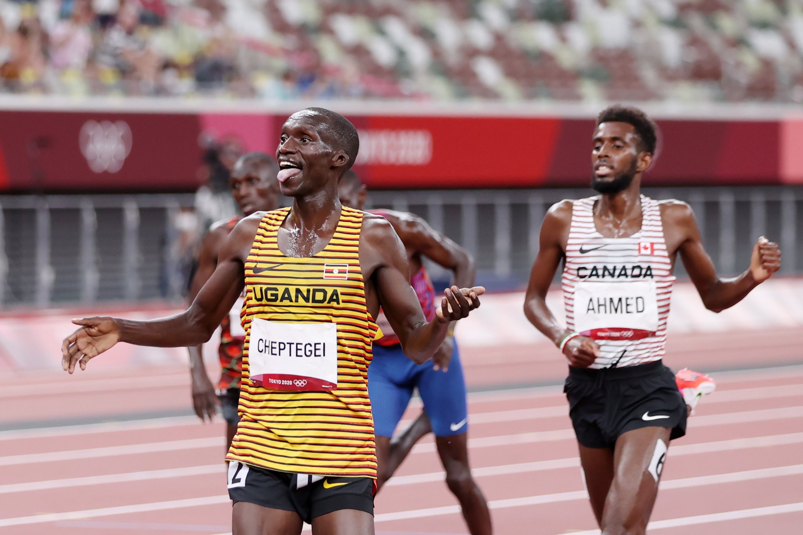 El plusmarquista mundial Joshua Cheptegei gana el oro en 5,000 metros