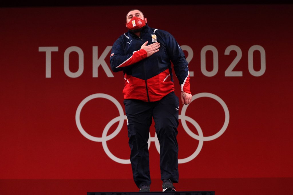 Un levantador de pesas georgiano rompe su propio récord mundial y se lleva el oro