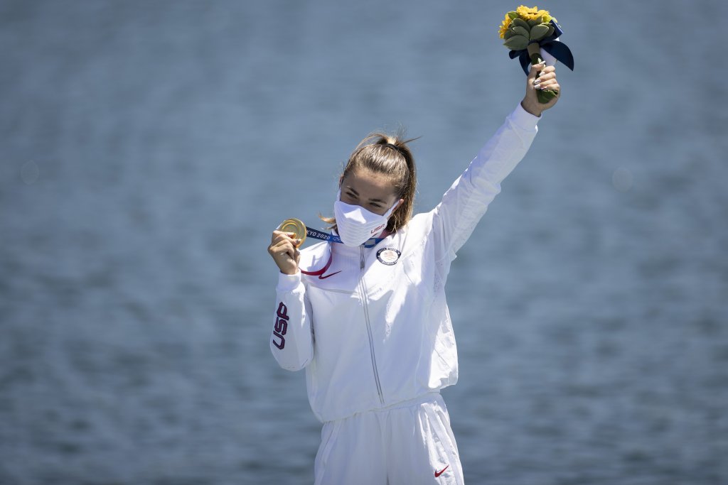 La estadounidense Nevin Harrison, de 19 años, gana el oro en los 200 metros de canoa femenina