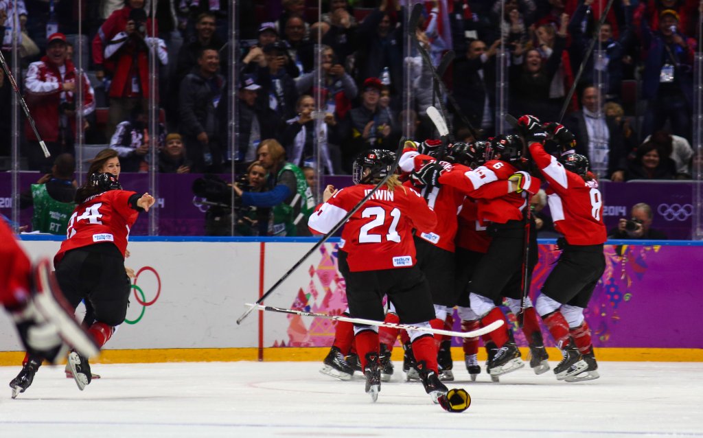 Canadá recupera el oro en hockey femenino, destronando a Estados Unidos