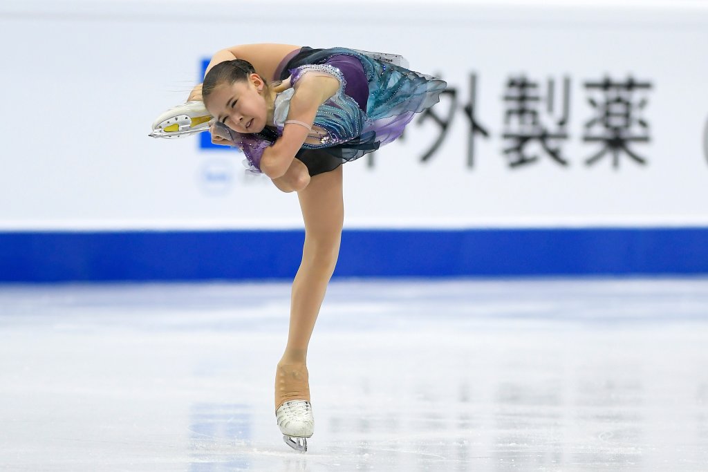 Kamila Valieva se lanza al hielo en los Juegos Olímpicos de Invierno en medio de un escándalo de dopaje