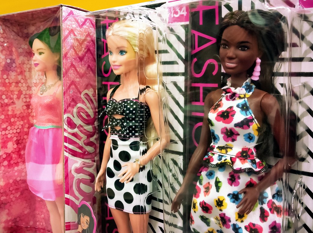 Una Barbie creada a su imagen rinde homenaje a una científica negra