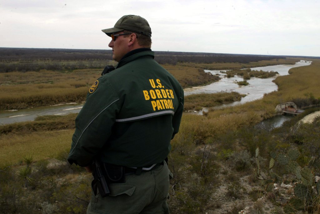 Juez federal ordenó a Texas retirar barreras flotantes destinadas a disuadir a los inmigrantes en el Río Grande